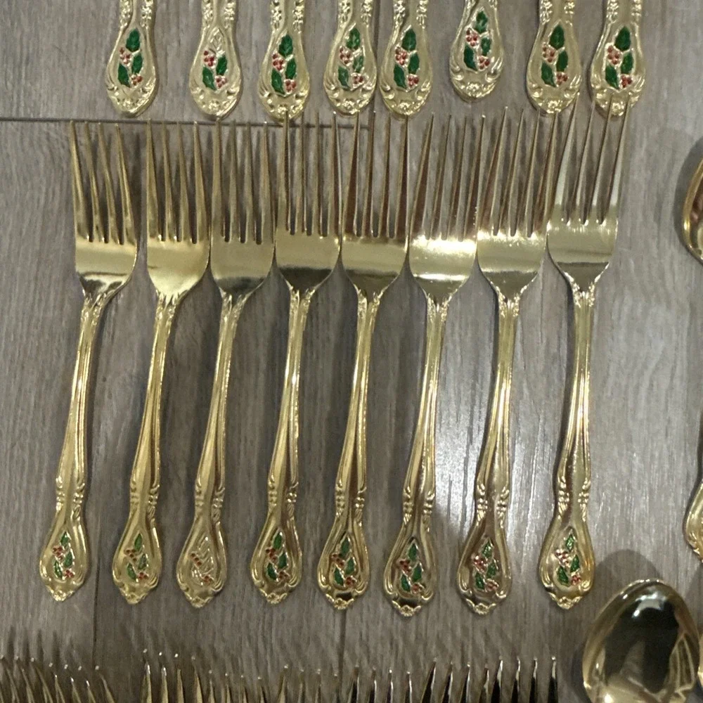 44 PCs‎ HOLLY Yuletide Holly Berry Christmas Gold 8 Place Settings + Serving Pcs